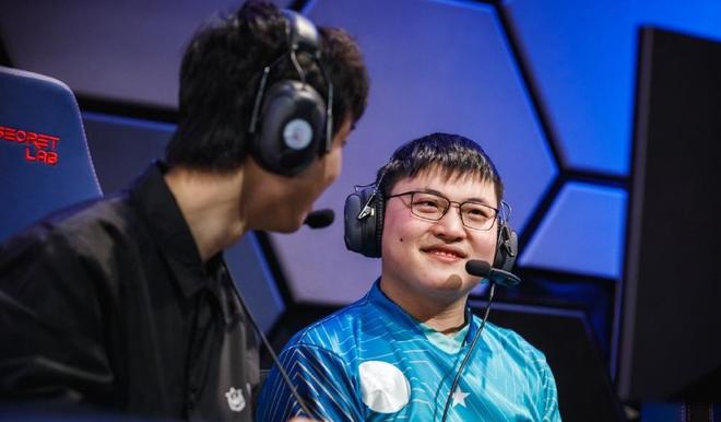 NG体育-持续失利首场状态出色，曼联观众沸腾！，Uzi重返赛场全场沸腾不已的简单介绍